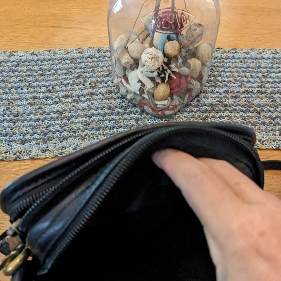 LAND Genuine Leather Cross Body handbag, organizer, lots of pockets - Picture 2 of 14